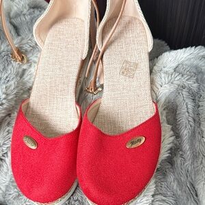 Comfy hang woman’s strapped sandal